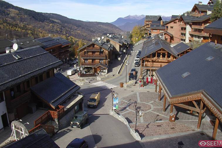 Webcam view of the square at the heart of Meribel, as seen from Hotel Le Doron. On the right is the Tourist Office and main Post Office. Sometimes you can see live entertainment in the square in front