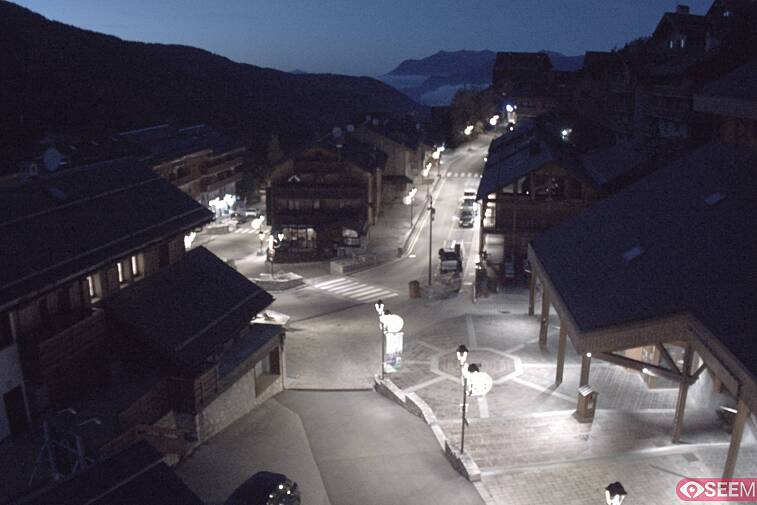 Webcam view of the square at the heart of Meribel, as seen from Hotel Le Doron. On the right is the Tourist Office and main Post Office. Sometimes you can see live entertainment in the square in front