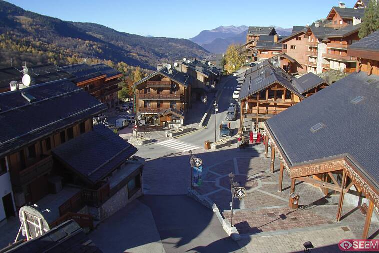 Webcam view of the square at the heart of Meribel, as seen from Hotel Le Doron. On the right is the Tourist Office and main Post Office. Sometimes you can see live entertainment in the square in front