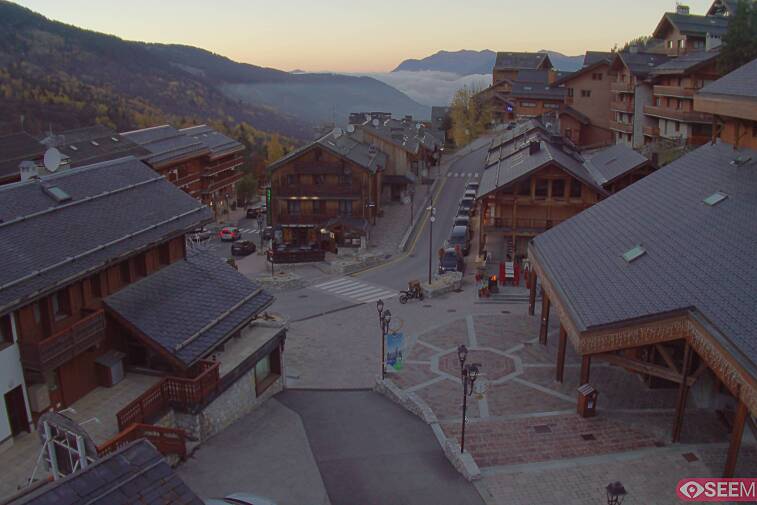 Webcam view of the square at the heart of Meribel, as seen from Hotel Le Doron. On the right is the Tourist Office and main Post Office. Sometimes you can see live entertainment in the square in front