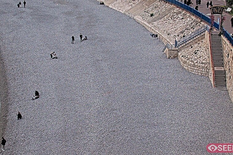 Webcam view of the Castel beach and club on the eastern-most side of the Promenade des Anglais and nestled under the Parc du Chateau, in Nice, France
