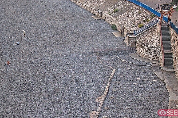 Webcam view of the Castel beach and club on the eastern-most side of the Promenade des Anglais and nestled under the Parc du Chateau, in Nice, France
