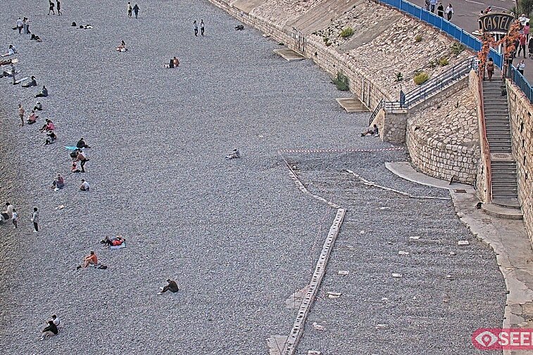 Webcam view of the Castel beach and club on the eastern-most side of the Promenade des Anglais and nestled under the Parc du Chateau, in Nice, France