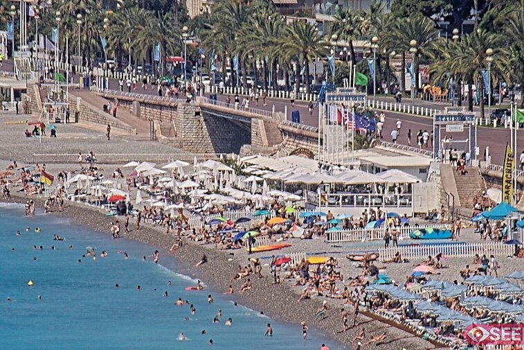 Webcam view of the Beau Rivage beach club on the Promenade des Anglais, just under the Beau Rivage Hotel, in Nice, France