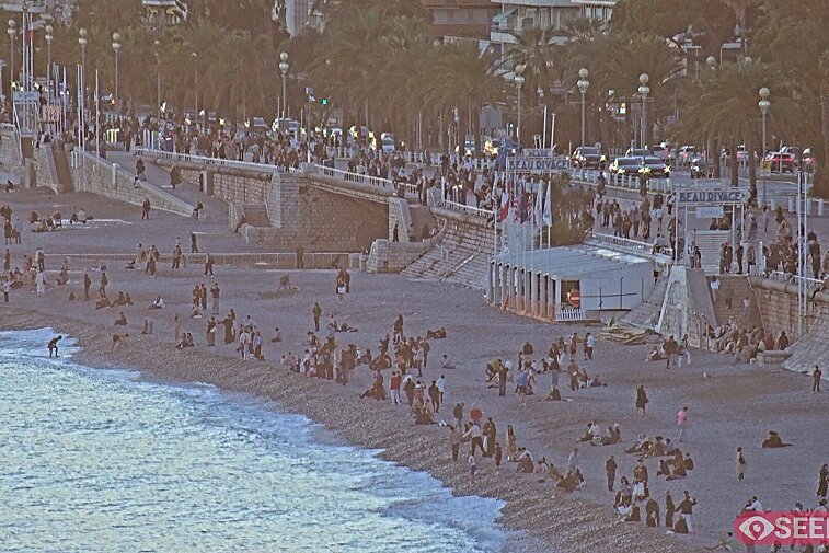 Webcam view of the Beau Rivage beach club on the Promenade des Anglais, just under the Beau Rivage Hotel, in Nice, France
