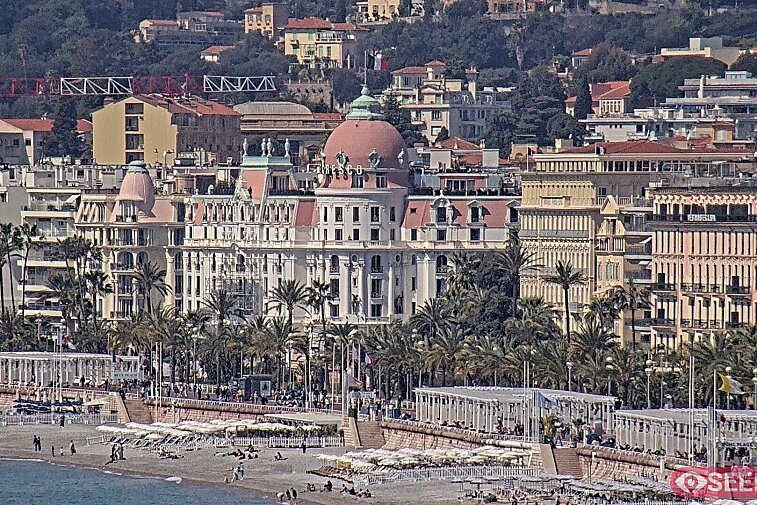 Webcam view across to the landmark Hotel Negresco, located on the Promenade des Anglais in Nice, France