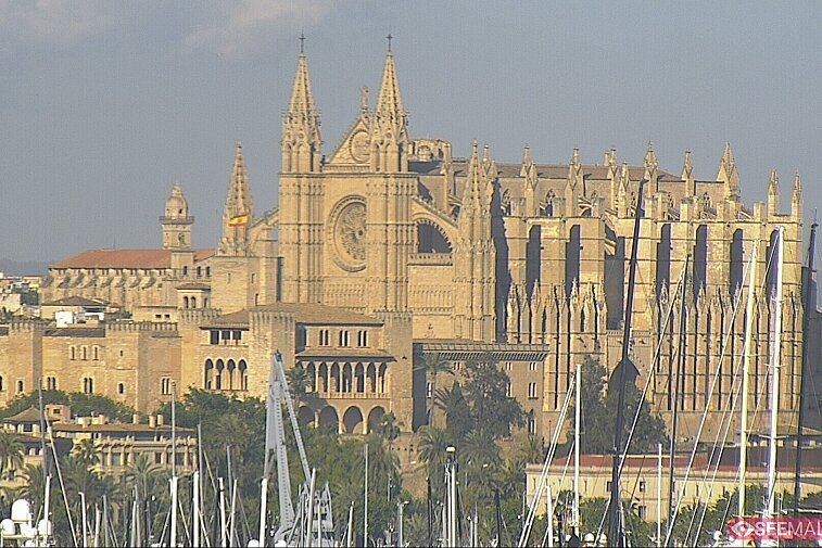 Webcam view of the Gothic Cathedral of Santa Maria of Palma (La Seu) in Mallorca.  Its sandstone walls and flying buttresses seem to rise out of the sea.