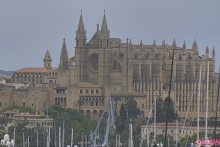 Webcam view of the Gothic Cathedral of Santa Maria of Palma (La Seu) in Mallorca.  Its sandstone walls and flying buttresses seem to rise out of the sea.