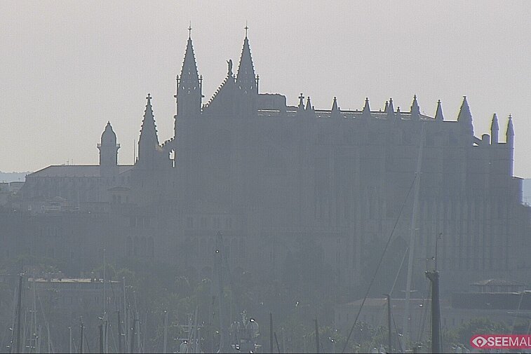 Webcam view of the Gothic Cathedral of Santa Maria of Palma (La Seu) in Mallorca.  Its sandstone walls and flying buttresses seem to rise out of the sea.