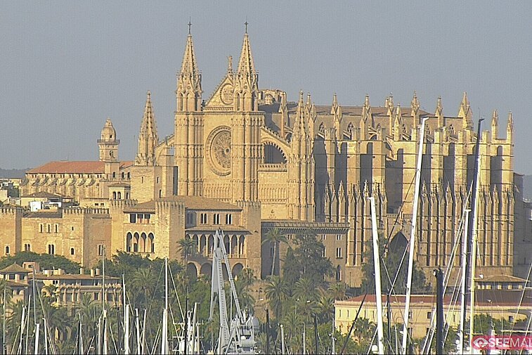 Webcam view of the Gothic Cathedral of Santa Maria of Palma (La Seu) in Mallorca.  Its sandstone walls and flying buttresses seem to rise out of the sea.