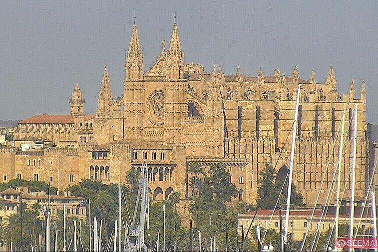 Webcam view of the Gothic Cathedral of Santa Maria of Palma (La Seu) in Mallorca.  Its sandstone walls and flying buttresses seem to rise out of the sea.