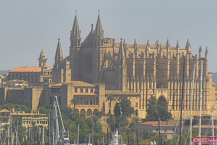 Webcam view of the Gothic Cathedral of Santa Maria of Palma (La Seu) in Mallorca.  Its sandstone walls and flying buttresses seem to rise out of the sea.
