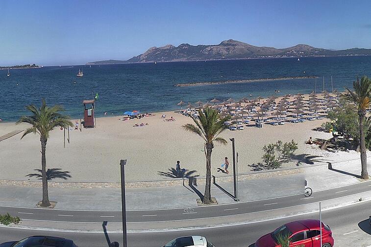 Webcam view of the Bay of Pollensa (Puerto Pollensa), Mallorca. On the left you can see the Tramuntana mountains. In the middle ground, the wide, sandy beach meets the sea.