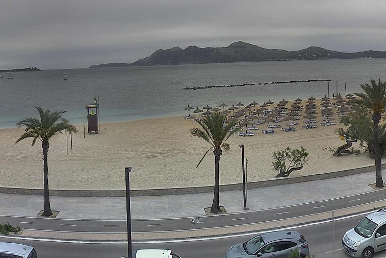 Webcam view of the Bay of Pollensa (Puerto Pollensa), Mallorca. On the left you can see the Tramuntana mountains. In the middle ground, the wide, sandy beach meets the sea.