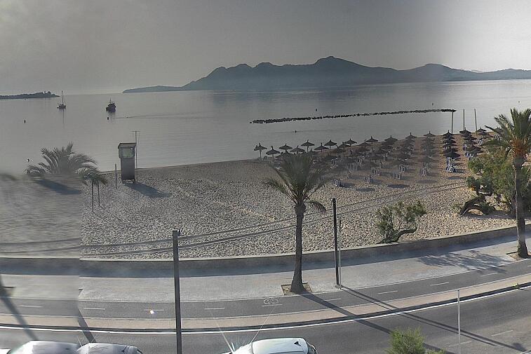Webcam view of the Bay of Pollensa (Puerto Pollensa), Mallorca. On the left you can see the Tramuntana mountains. In the middle ground, the wide, sandy beach meets the sea.