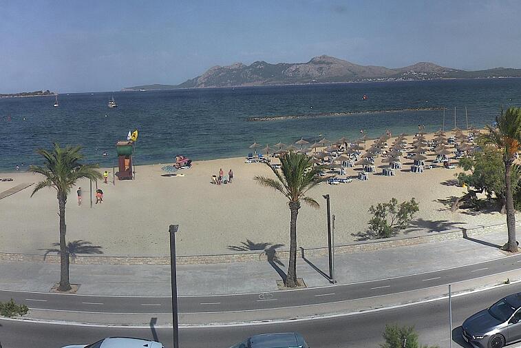 Webcam view of the Bay of Pollensa (Puerto Pollensa), Mallorca. On the left you can see the Tramuntana mountains. In the middle ground, the wide, sandy beach meets the sea.