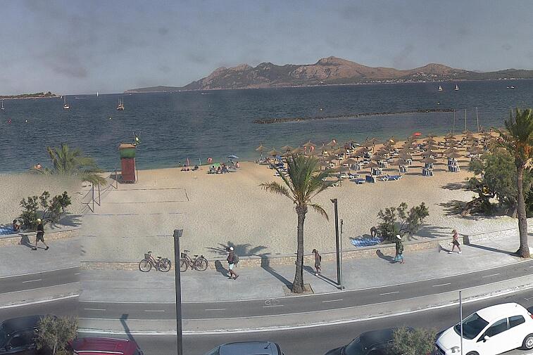 Webcam view of the Bay of Pollensa (Puerto Pollensa), Mallorca. On the left you can see the Tramuntana mountains. In the middle ground, the wide, sandy beach meets the sea.
