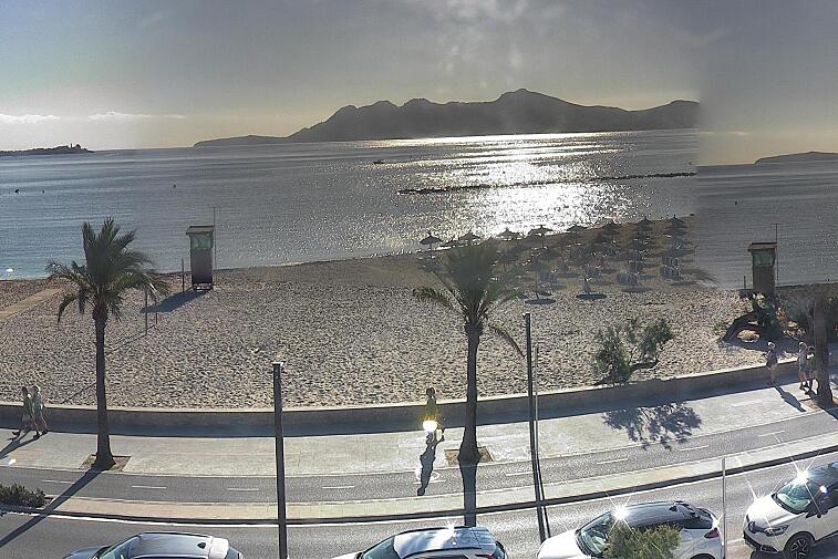 Webcam view of the Bay of Pollensa (Puerto Pollensa), Mallorca. On the left you can see the Tramuntana mountains. In the middle ground, the wide, sandy beach meets the sea.