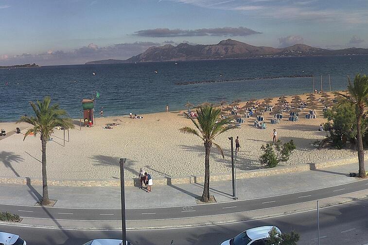 Webcam view of the Bay of Pollensa (Puerto Pollensa), Mallorca. On the left you can see the Tramuntana mountains. In the middle ground, the wide, sandy beach meets the sea.
