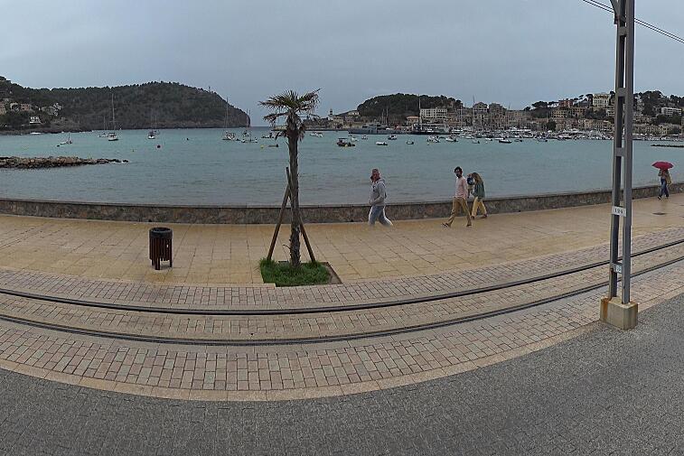 Webcam view of Port de Soller, on the west coast of Mallorca.  In the foreground you can see the tracks of the old tram route from Soller.  In the middle ground you can see yachts in the harbour.