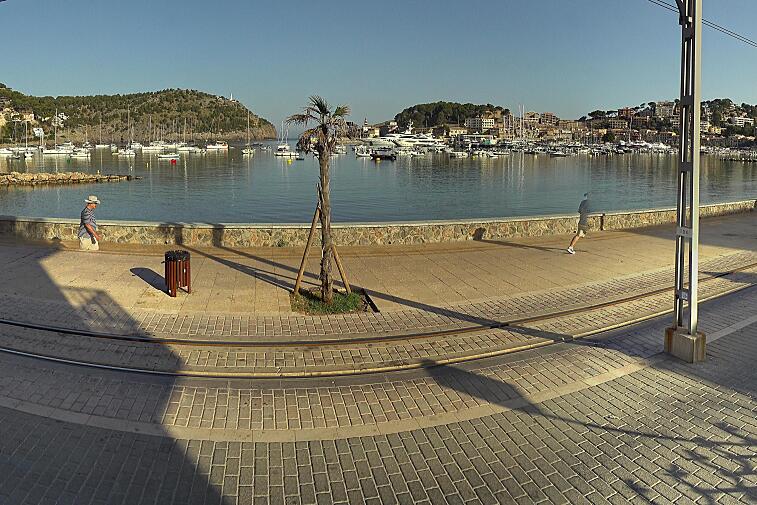 Webcam view of Port de Soller, on the west coast of Mallorca.  In the foreground you can see the tracks of the old tram route from Soller.  In the middle ground you can see yachts in the harbour.