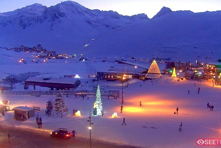 Superb panoramic webcam view over the expansive Tignes ski area and Espace Killy. The camera is situated at the Hotel Le Refuge, in the centre of Tignes Le Lac.