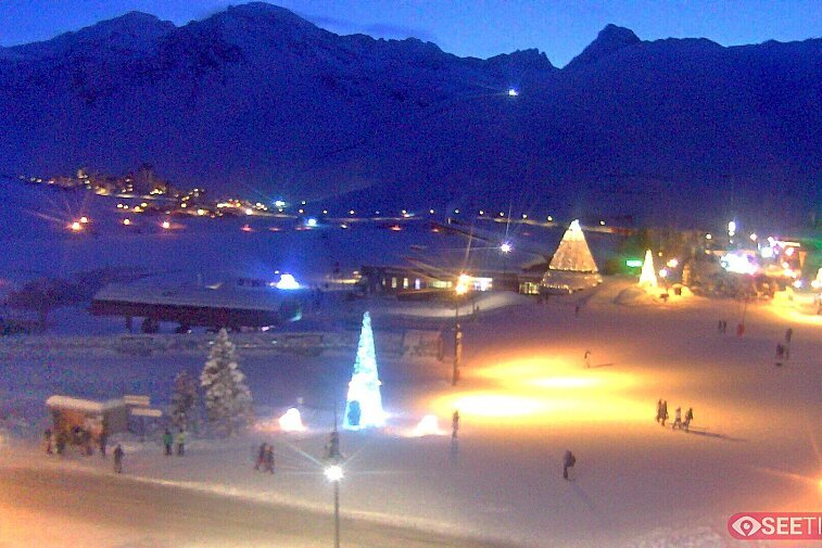 Superb panoramic webcam view over the expansive Tignes ski area and Espace Killy. The camera is situated at the Hotel Le Refuge, in the centre of Tignes Le Lac.
