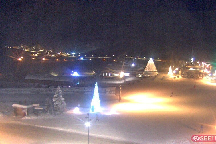Superb panoramic webcam view over the expansive Tignes ski area and Espace Killy. The camera is situated at the Hotel Le Refuge, in the centre of Tignes Le Lac.