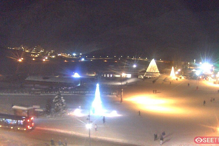 Superb panoramic webcam view over the expansive Tignes ski area and Espace Killy. The camera is situated at the Hotel Le Refuge, in the centre of Tignes Le Lac.
