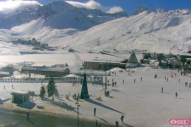 Superb panoramic webcam view over the expansive Tignes ski area and Espace Killy. The camera is situated at the Hotel Le Refuge, in the centre of Tignes Le Lac.