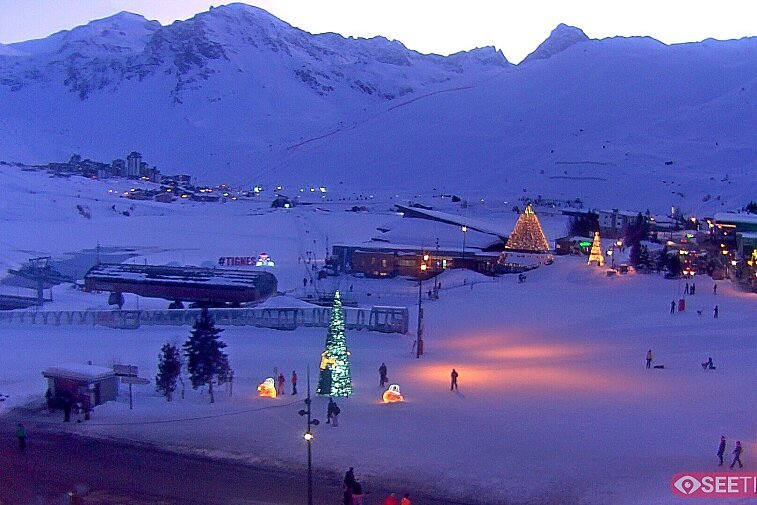 Superb panoramic webcam view over the expansive Tignes ski area and Espace Killy. The camera is situated at the Hotel Le Refuge, in the centre of Tignes Le Lac.