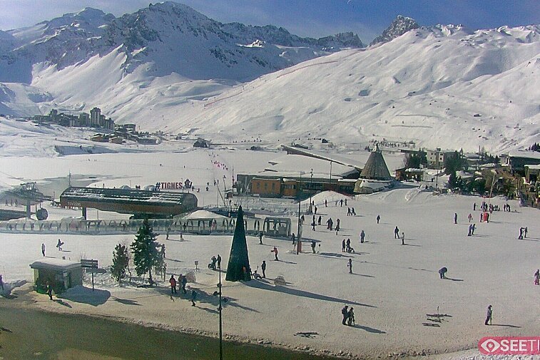 Superb panoramic webcam view over the expansive Tignes ski area and Espace Killy. The camera is situated at the Hotel Le Refuge, in the centre of Tignes Le Lac.