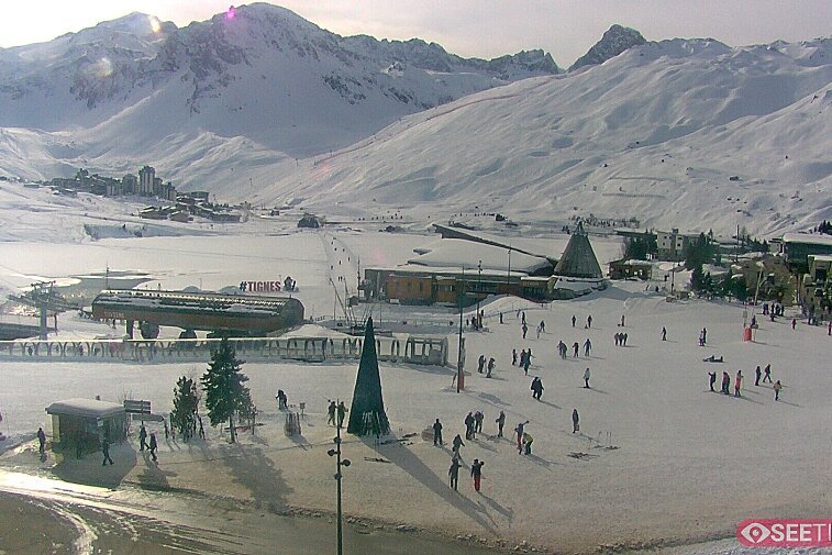 Superb panoramic webcam view over the expansive Tignes ski area and Espace Killy. The camera is situated at the Hotel Le Refuge, in the centre of Tignes Le Lac.