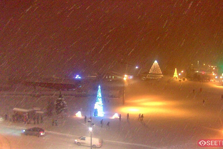 Superb panoramic webcam view over the expansive Tignes ski area and Espace Killy. The camera is situated at the Hotel Le Refuge, in the centre of Tignes Le Lac.