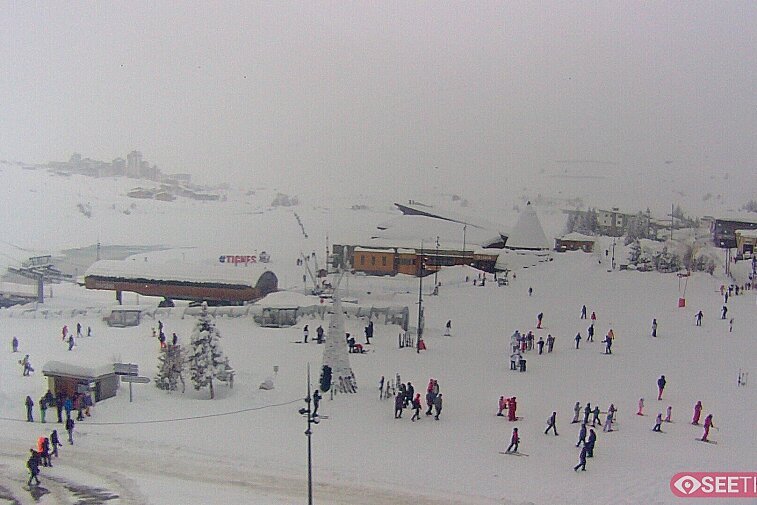 Superb panoramic webcam view over the expansive Tignes ski area and Espace Killy. The camera is situated at the Hotel Le Refuge, in the centre of Tignes Le Lac.