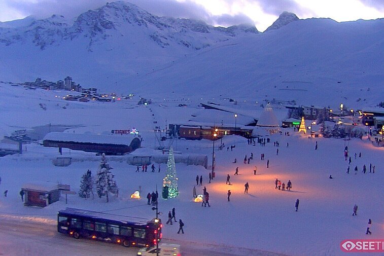 Superb panoramic webcam view over the expansive Tignes ski area and Espace Killy. The camera is situated at the Hotel Le Refuge, in the centre of Tignes Le Lac.
