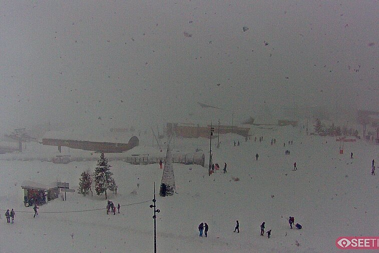 Superb panoramic webcam view over the expansive Tignes ski area and Espace Killy. The camera is situated at the Hotel Le Refuge, in the centre of Tignes Le Lac.