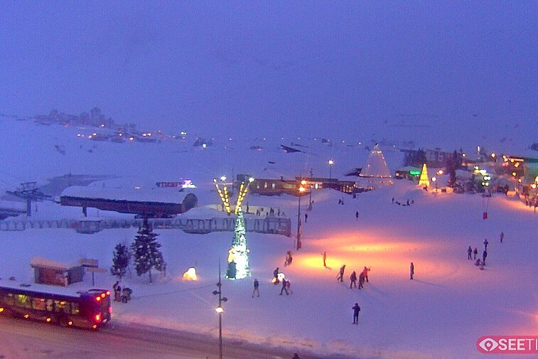 Superb panoramic webcam view over the expansive Tignes ski area and Espace Killy. The camera is situated at the Hotel Le Refuge, in the centre of Tignes Le Lac.