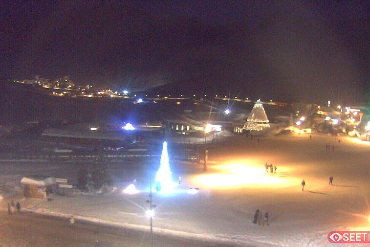 Superb panoramic webcam view over the expansive Tignes ski area and Espace Killy. The camera is situated at the Hotel Le Refuge, in the centre of Tignes Le Lac.