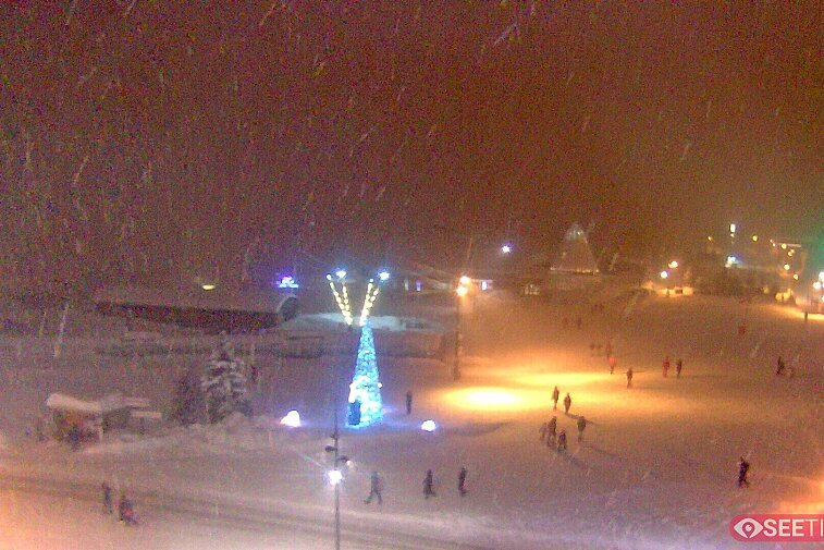 Superb panoramic webcam view over the expansive Tignes ski area and Espace Killy. The camera is situated at the Hotel Le Refuge, in the centre of Tignes Le Lac.