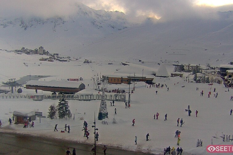 Superb panoramic webcam view over the expansive Tignes ski area and Espace Killy. The camera is situated at the Hotel Le Refuge, in the centre of Tignes Le Lac.