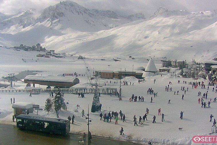 Superb panoramic webcam view over the expansive Tignes ski area and Espace Killy. The camera is situated at the Hotel Le Refuge, in the centre of Tignes Le Lac.