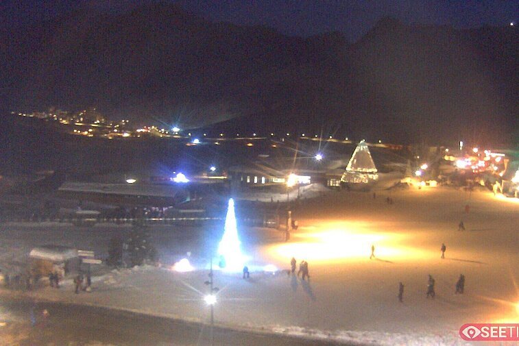 Superb panoramic webcam view over the expansive Tignes ski area and Espace Killy. The camera is situated at the Hotel Le Refuge, in the centre of Tignes Le Lac.