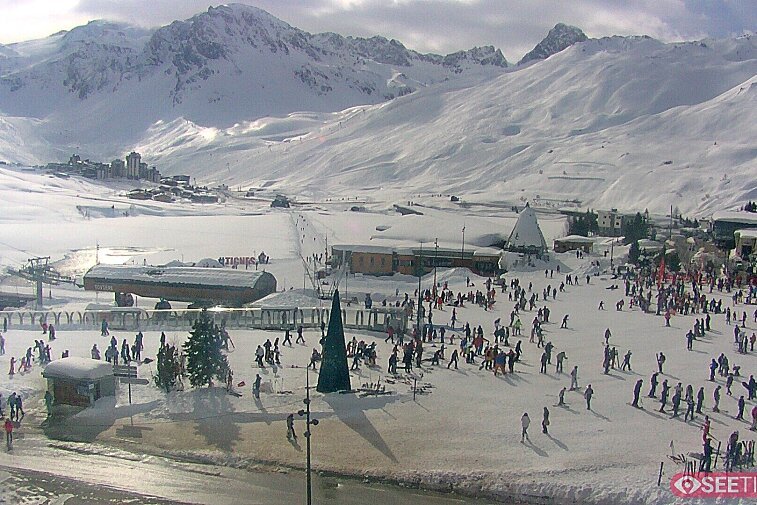 Superb panoramic webcam view over the expansive Tignes ski area and Espace Killy. The camera is situated at the Hotel Le Refuge, in the centre of Tignes Le Lac.