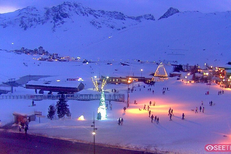 Superb panoramic webcam view over the expansive Tignes ski area and Espace Killy. The camera is situated at the Hotel Le Refuge, in the centre of Tignes Le Lac.