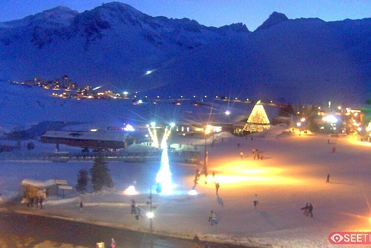 Superb panoramic webcam view over the expansive Tignes ski area and Espace Killy. The camera is situated at the Hotel Le Refuge, in the centre of Tignes Le Lac.