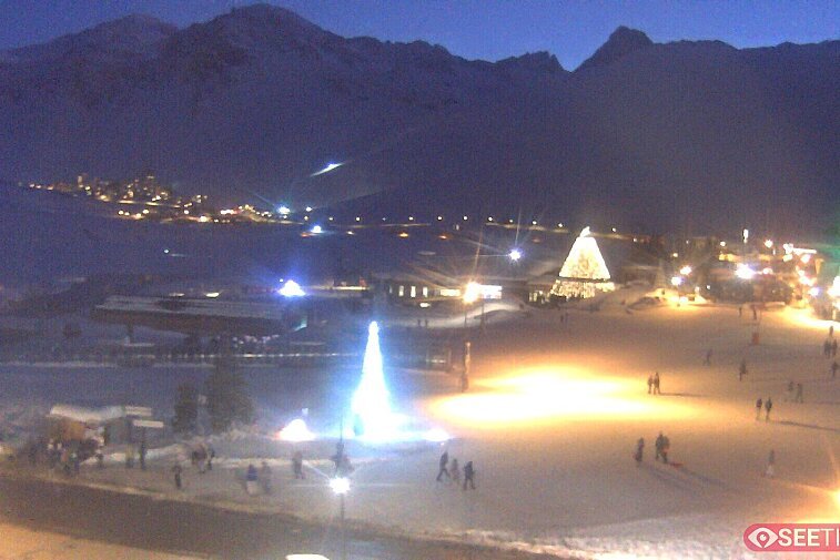 Superb panoramic webcam view over the expansive Tignes ski area and Espace Killy. The camera is situated at the Hotel Le Refuge, in the centre of Tignes Le Lac.