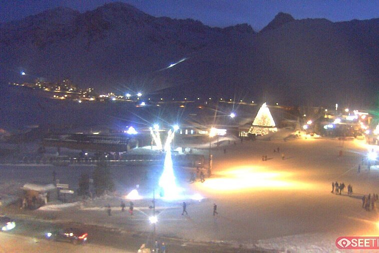 Superb panoramic webcam view over the expansive Tignes ski area and Espace Killy. The camera is situated at the Hotel Le Refuge, in the centre of Tignes Le Lac.