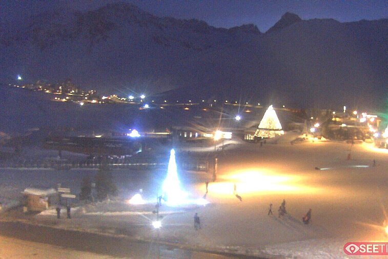 Superb panoramic webcam view over the expansive Tignes ski area and Espace Killy. The camera is situated at the Hotel Le Refuge, in the centre of Tignes Le Lac.