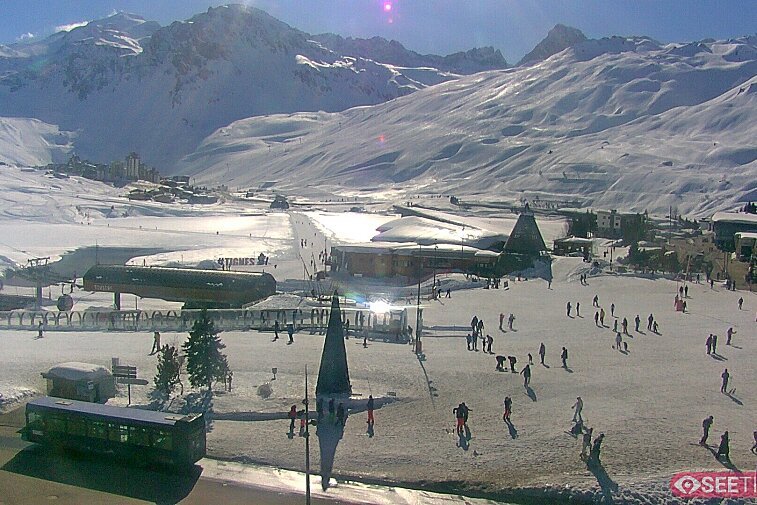 Superb panoramic webcam view over the expansive Tignes ski area and Espace Killy. The camera is situated at the Hotel Le Refuge, in the centre of Tignes Le Lac.